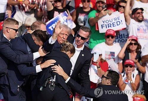총격 당한 트럼프 전 대통령[로이터 연합뉴스 자료사진]